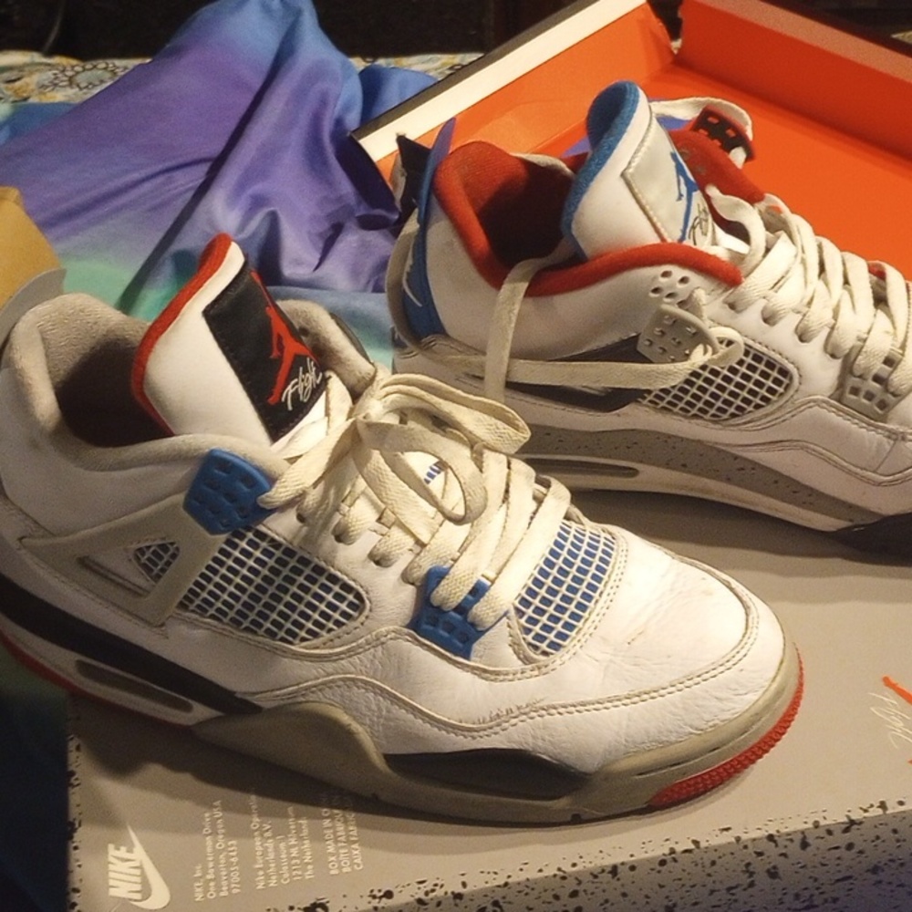 - Air Jordan Retro 4